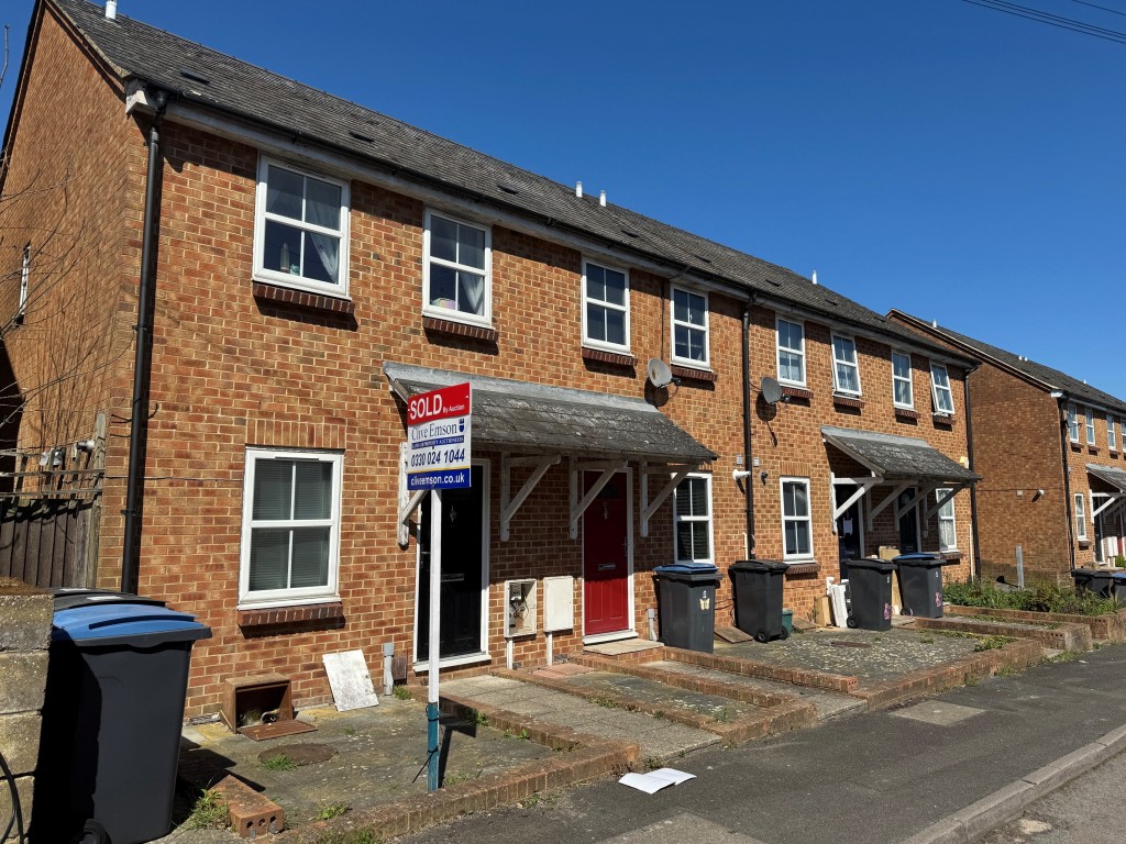 Lot: 16 - FREEHOLD MODERN TERRACE HOUSE FOR INVESTMENT - View of the terrace